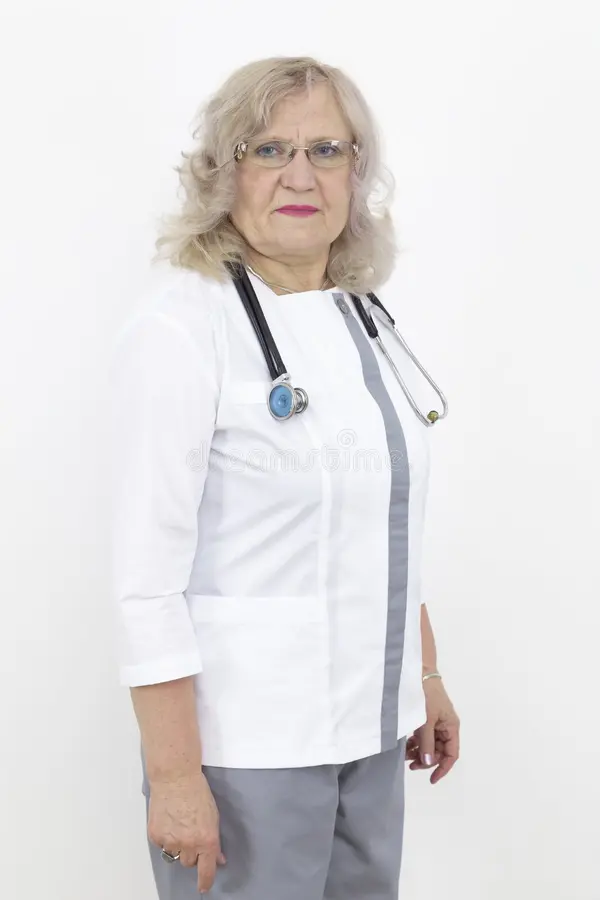 взрослого-женщина-врач-со-стетоскопом-от-белой-стены-тестирование-204706819